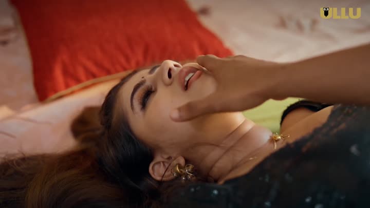 Screenshot Of Bade Achhe Lagte Hai (2025) Hindi Season 01 Part 01 ULLU WEB Series